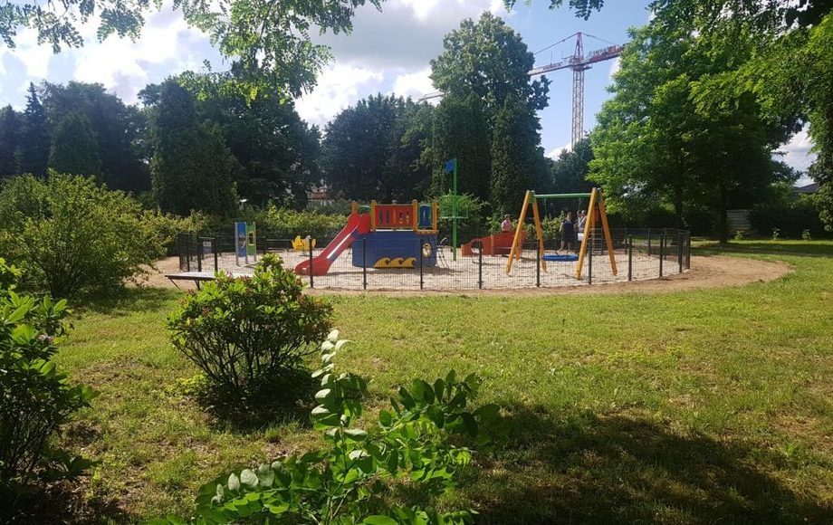 Plac zabaw w parku im. Feliksa Nowowiejskiego - zdjęcie historyczne ze źródła